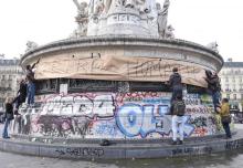 “J’être humain” on statue in Paris